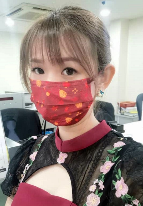 曾玮娟从年初一就开始戴新年红口罩，包括在银行工作时段，但没有遇上任何麻烦。

