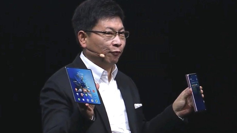 在华为常务董事、华为消费者业务CEO余承东的介绍下，华为第三代折叠屏旗舰手机MateX2正式面市。（图：互联网）
