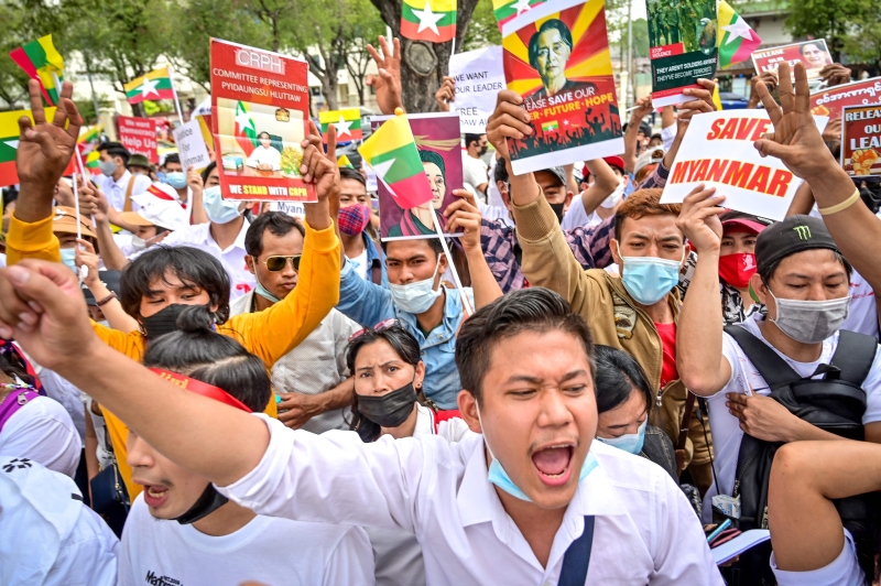 大批缅甸劳工聚集在联合国驻曼谷的亚太经社会（ESCAP）总部外示威，敦促联合国介入，让缅甸早日回归民主。（图：法新社）
