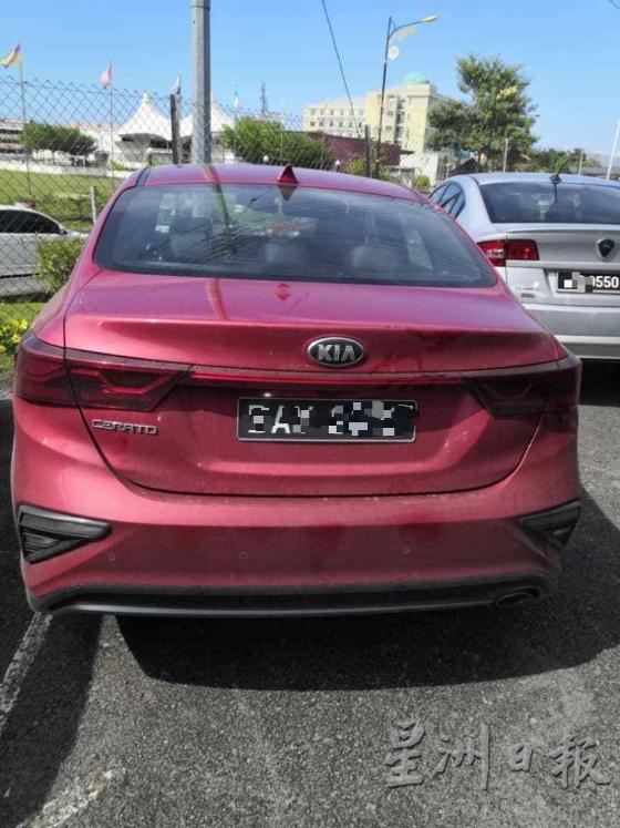汶莱籍嫌犯驾驶汶莱注册轿车硬闯关。

