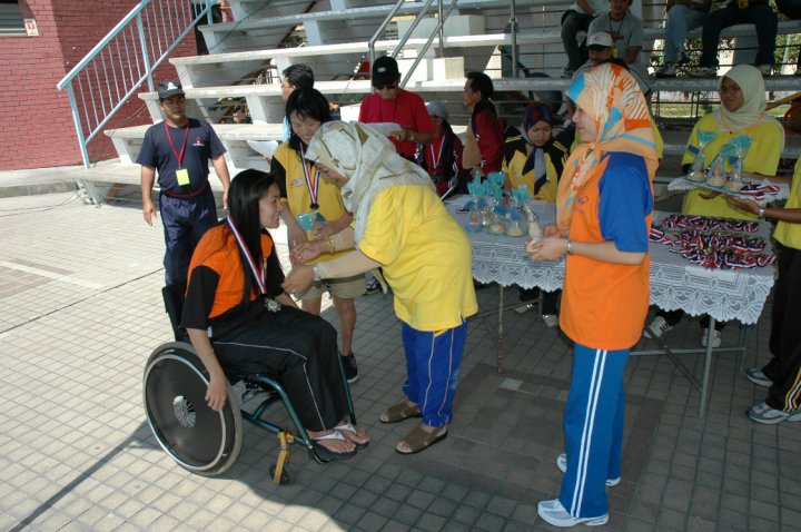阿迪芭参加残疾人运动会游泳项目获奖。