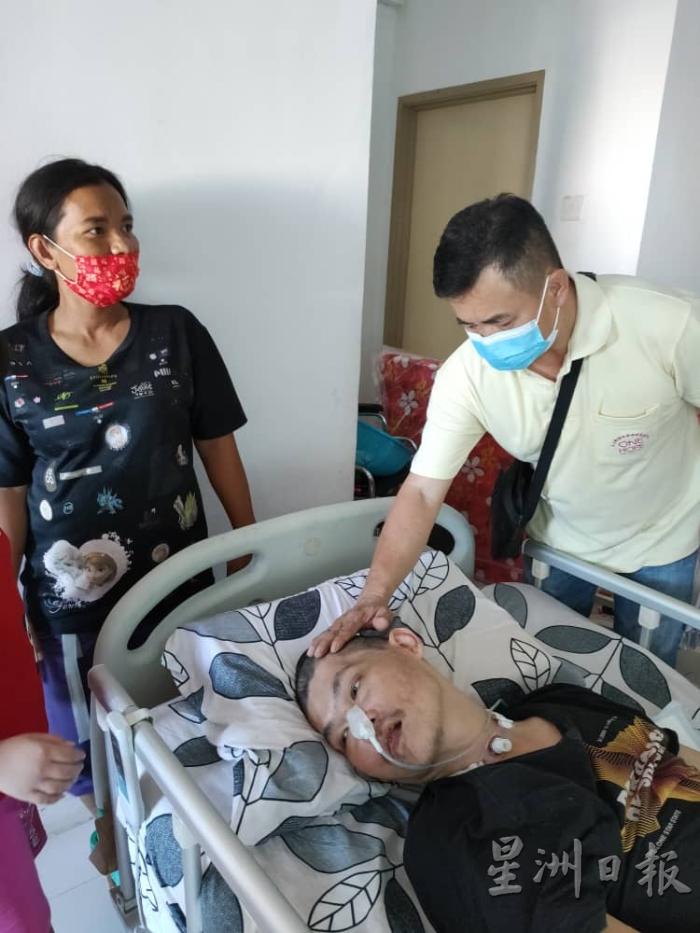 这名病患曾在没有盖上头盖骨下，瘫痪在病床上。左为病患的印尼籍妻子。