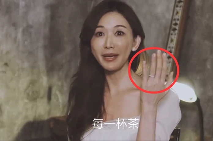 林志玲手上的婚戒很抢镜。