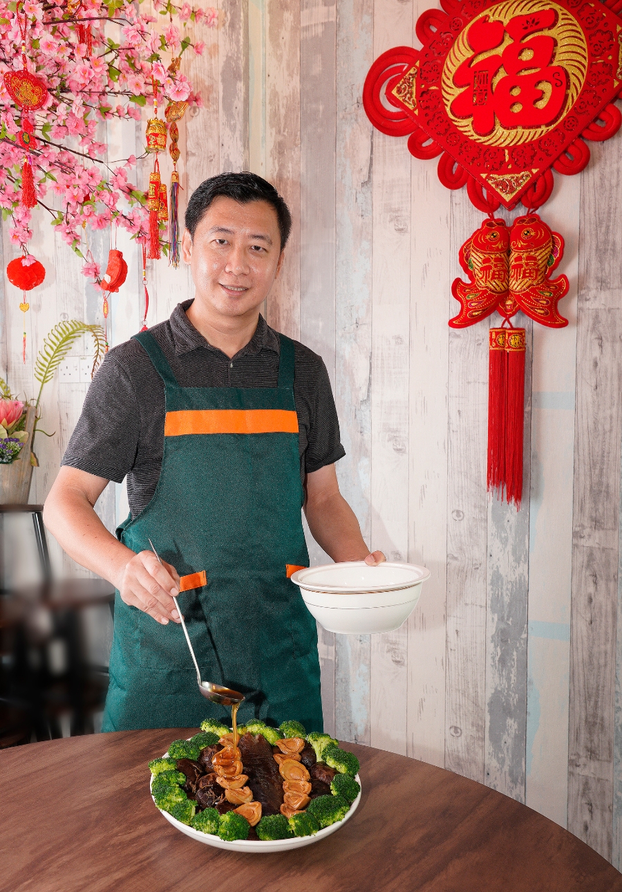 受疫情影响的刘永森暂时放下旅游工作，穿起围裙做“煮饭佬”。