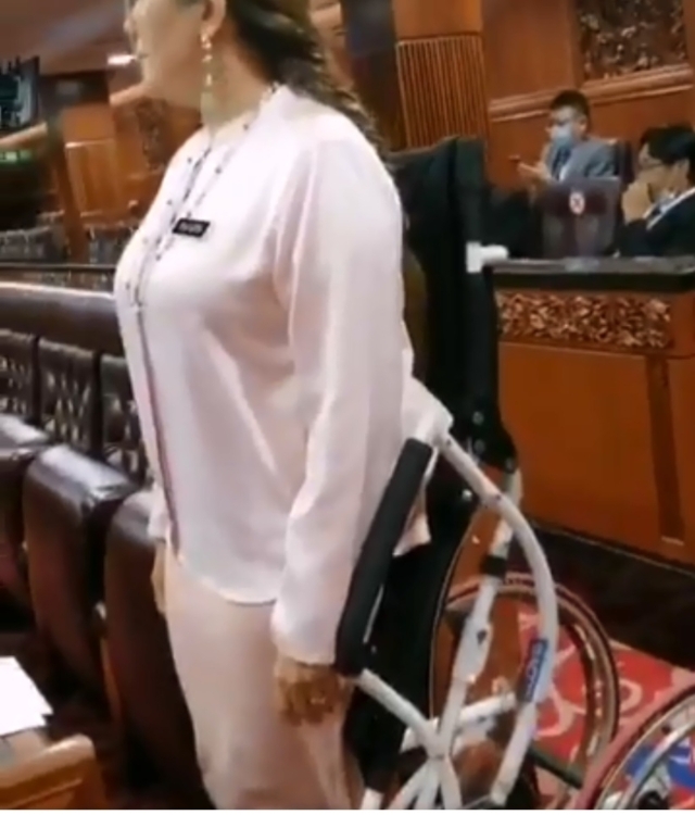 阿迪芭在国会“站立”致词引起议论后，在推特发布一则短片，显示当时是如何使用特殊轮椅协助她站立。