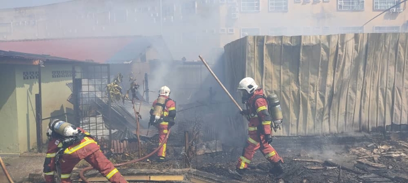 消拯人员接获火灾投报后前往现场展开灭火及救援行动。