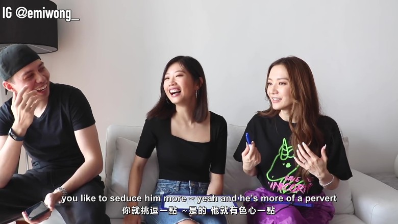 在外国长大的王君馨（右）从不介意公开谈论婚姻私密事，她早前与YouTuber Emi Wong一起玩“婚姻Q&A”，大谈私人闺房密事。