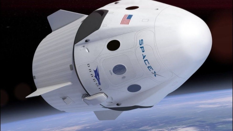 太空探索科技公司SpaceX研发的龙飞船今年内将载着4名平民太空人绕地球飞行。（图：互联网）