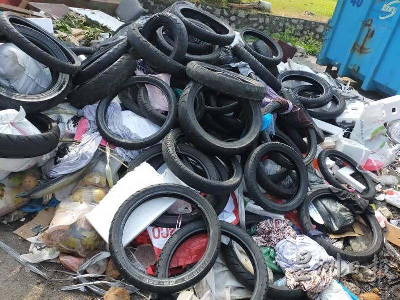 安邦班登美华镇组屋范围丢了大量的轮胎。

