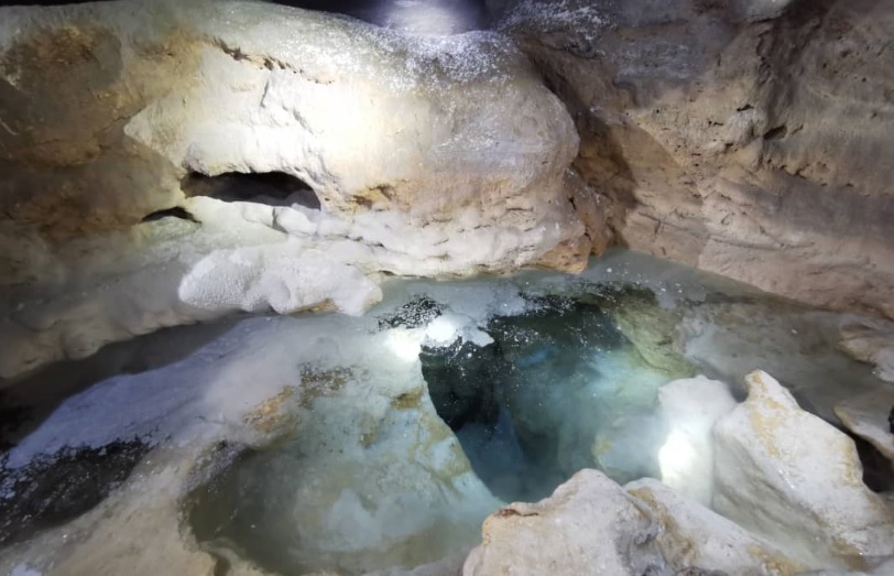 山洞内充满矿物质的水池，长年吸收了山地精华的天然景象让人惊艳。