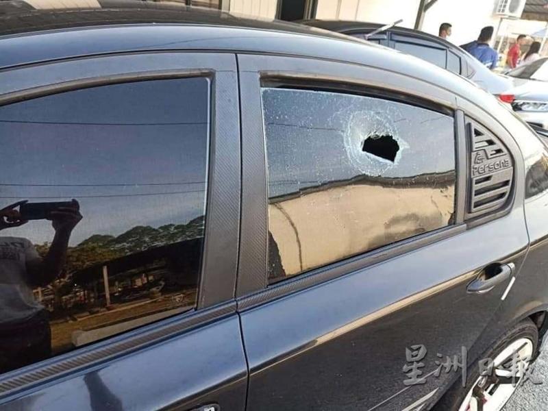 其中一辆被嫌犯用石块击中侧镜的车辆。