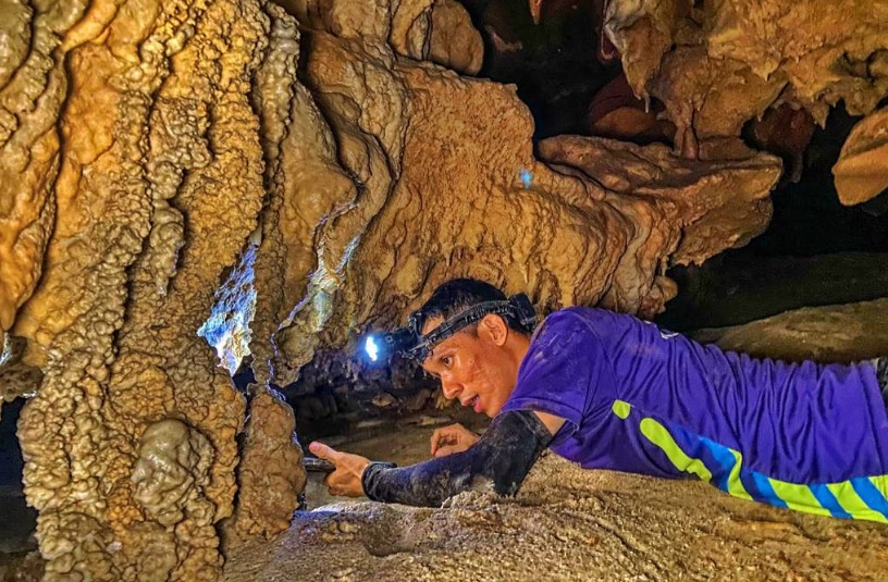 山洞内有各种奇景，有时要看得清楚趴在地上也无所谓。