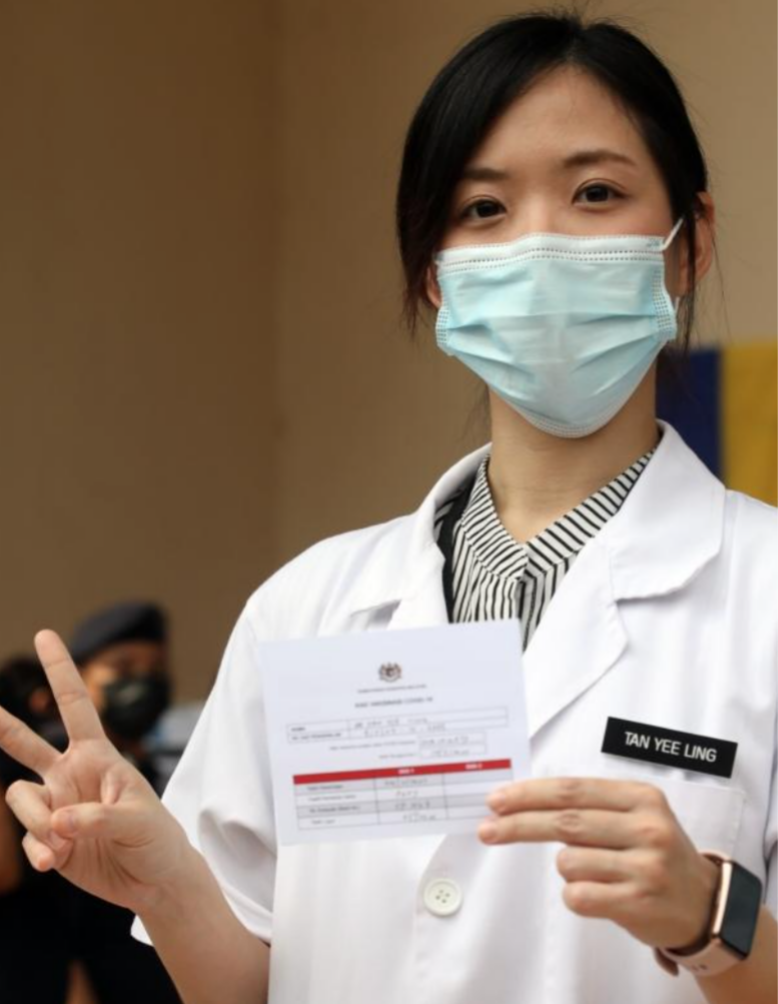 布城第9区卫生诊所医药官员陈玉玲是首批接种疫苗的前线人员。