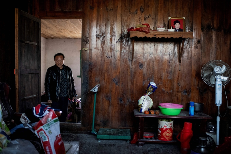2018年脱贫的农民刘庆友仍住在难以抵御严冬的木屋里，对鉴定贫困家庭的复杂分类标准感到疑惑，不知为何自己不能被重新安置新居或获得补助以盖砖瓦屋，称生意不易，仍担心未来。（图：法新社）　
