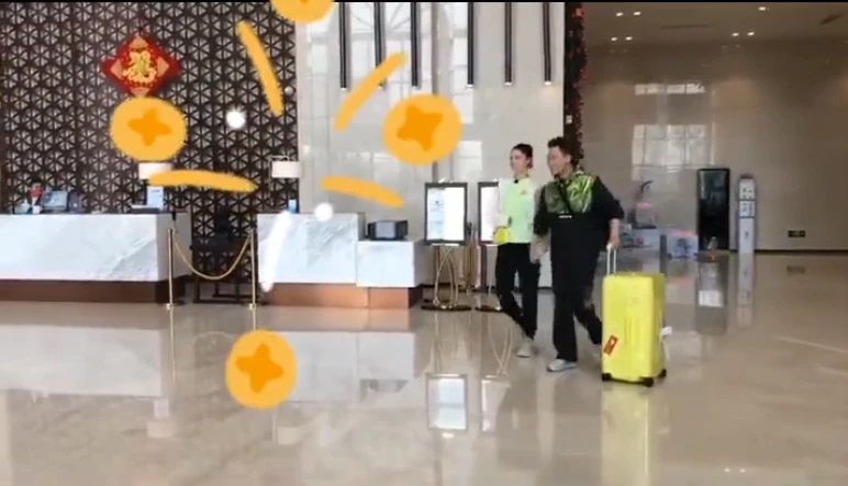 有网民晒出在酒店大堂偶遇林峰夫妇的视频，爆料他们入住某酒店疑似在录《妻子的浪漫旅行5》。