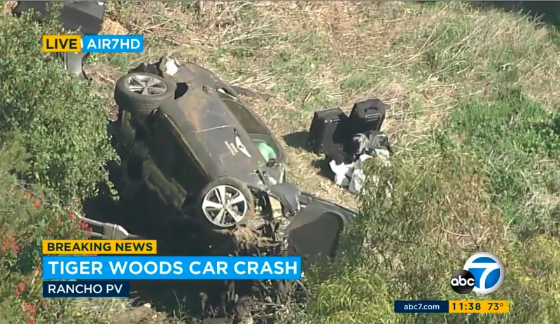 老虎渥斯遭遇严重车祸，他的车冲出路道后发生了数次翻滚而严重变形，整个车头都毁掉了。（美联社照片）