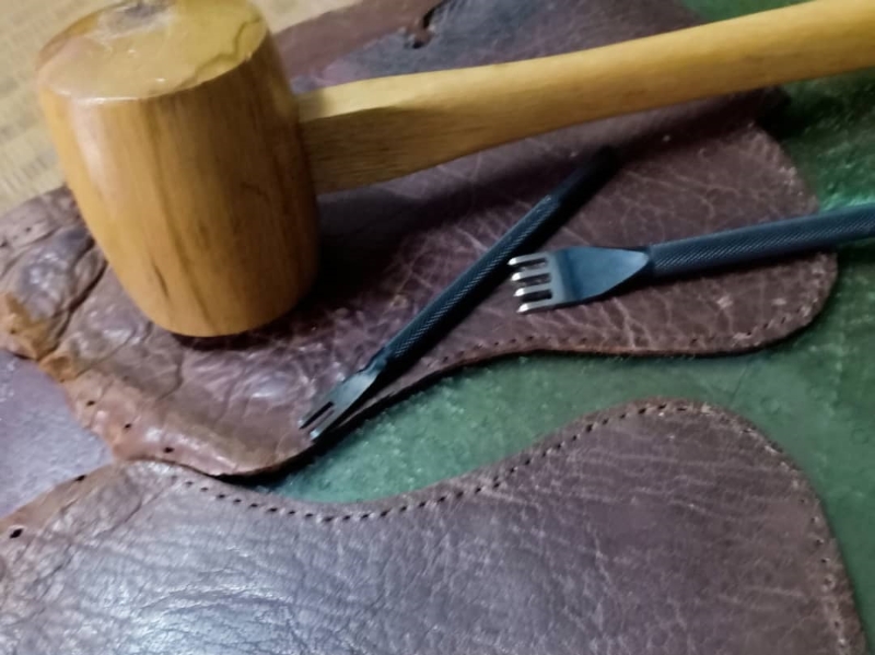 叶逢梅创作布偶所使用的缝制工具和材料。
