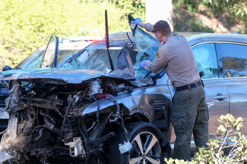 图示警方正在调查渥斯已破烂不堪的SUV运动型多用途汽车。（美联社照片）
