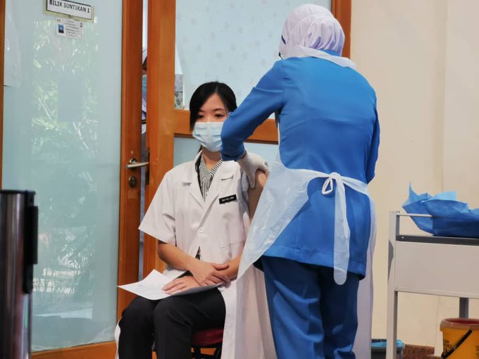 医药官员陈玉玲，今日跟首相及诺希山等人同时接种疫苗。

