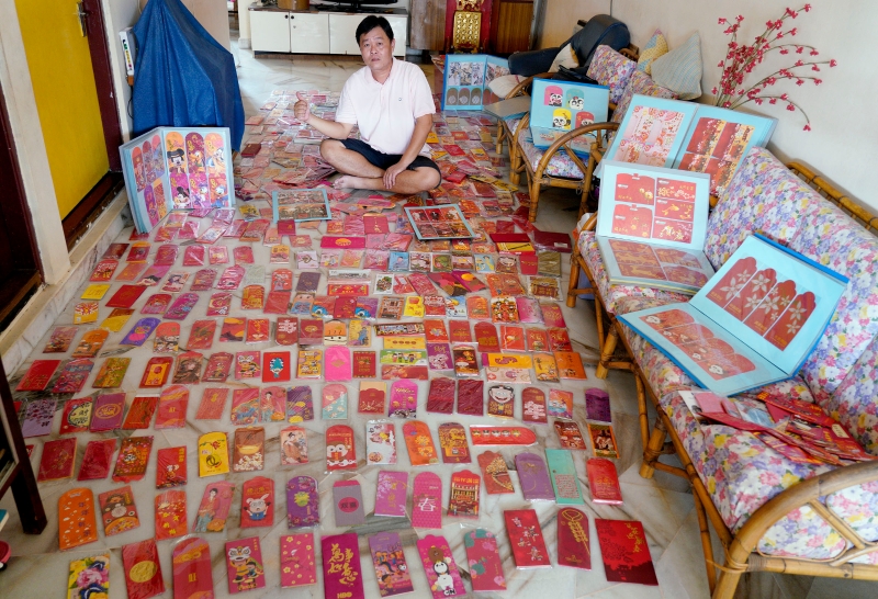 美罗小贩吴华安有超过20年的收集红包封经验，至今他收集了大约有1万款的各种各样精美红包封，毅力十足。