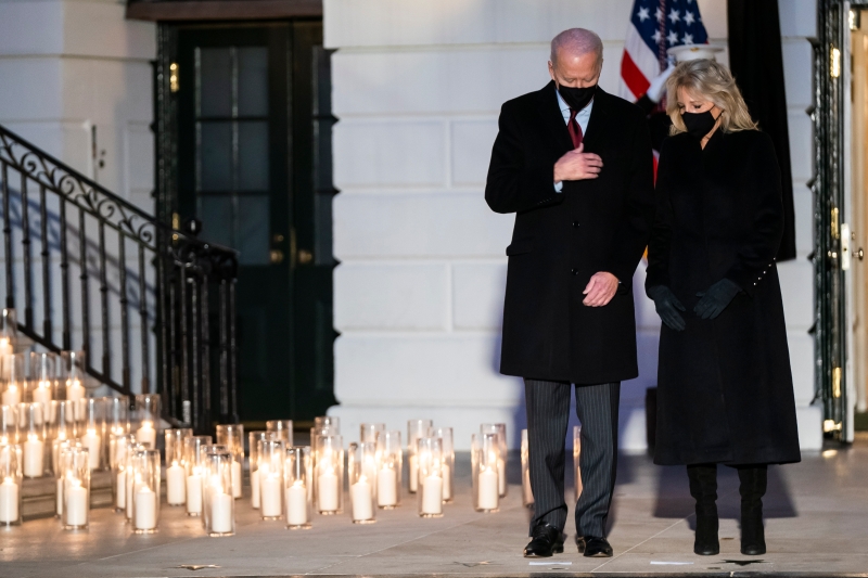 白宫周一举行悼念仪式，在南草坪地上摆放了爉烛，拜登联同第一夫人吉尔默哀。（图：欧新社）　