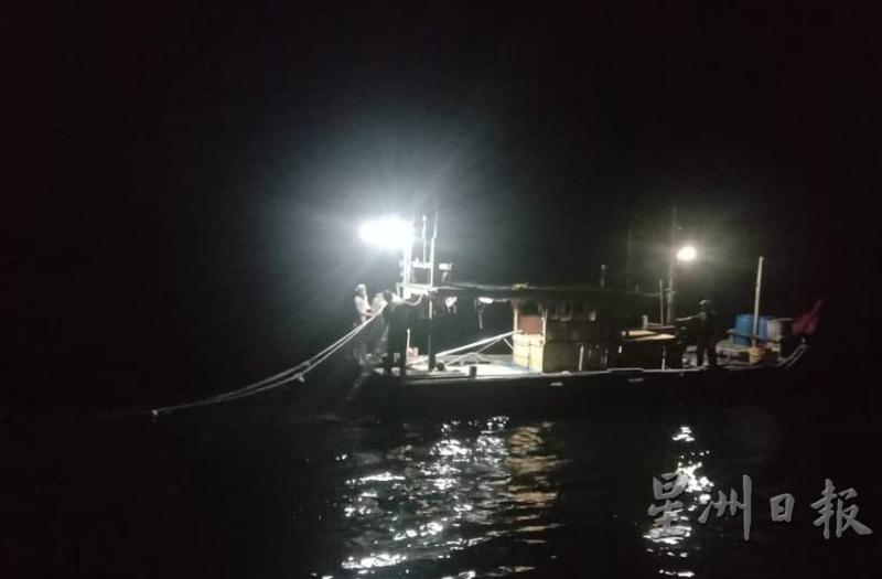 其中一艘渔船被执法人员发现时正在进行捕捞活动。