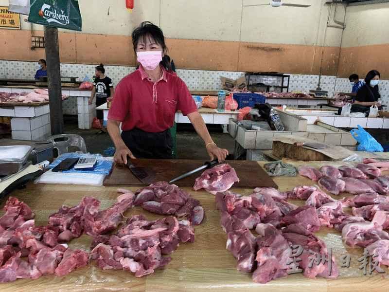 林姓猪肉贩感叹，冠病疫情和非洲猪瘟令商贩面对双重打击。