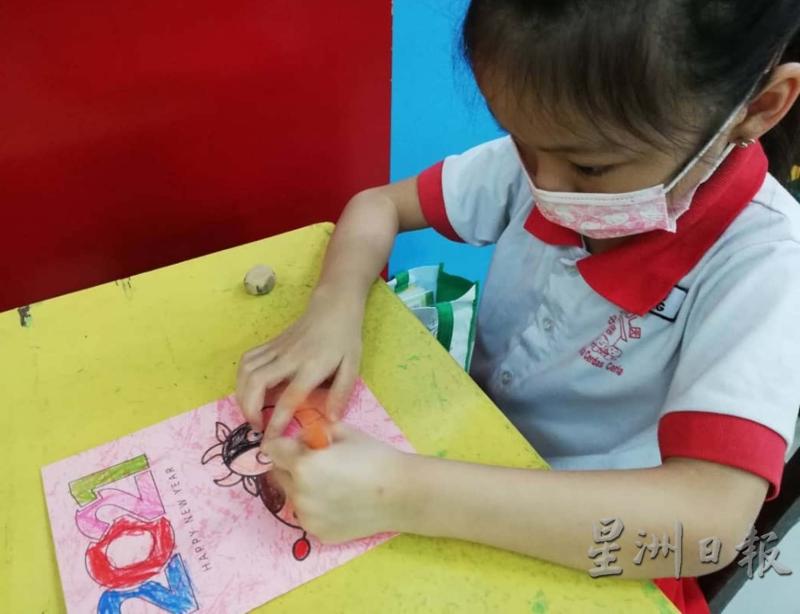 中政幼儿园学生在老师指导下，给远在他乡的爷爷奶奶绘制新年贺卡。