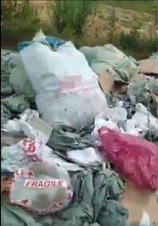 印有快递公司标识的包裹袋，被人发现遭遗弃在瓜雪的一处垃圾堆中！