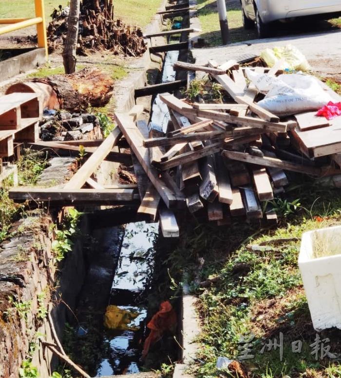 班达马兰士垦庄2巷沟渠因倒塌多年未修，结果排水系统受到影响，有待市议会处理。

