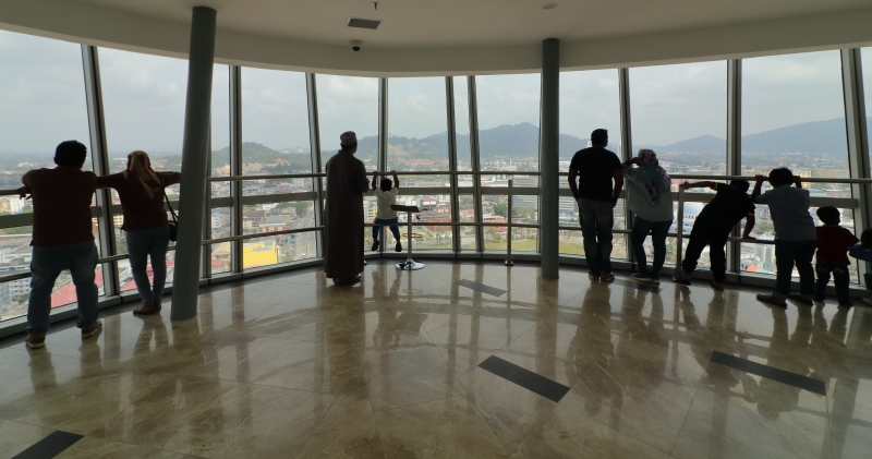游客们在关丹188塔的360度景观观赏关丹市美景。