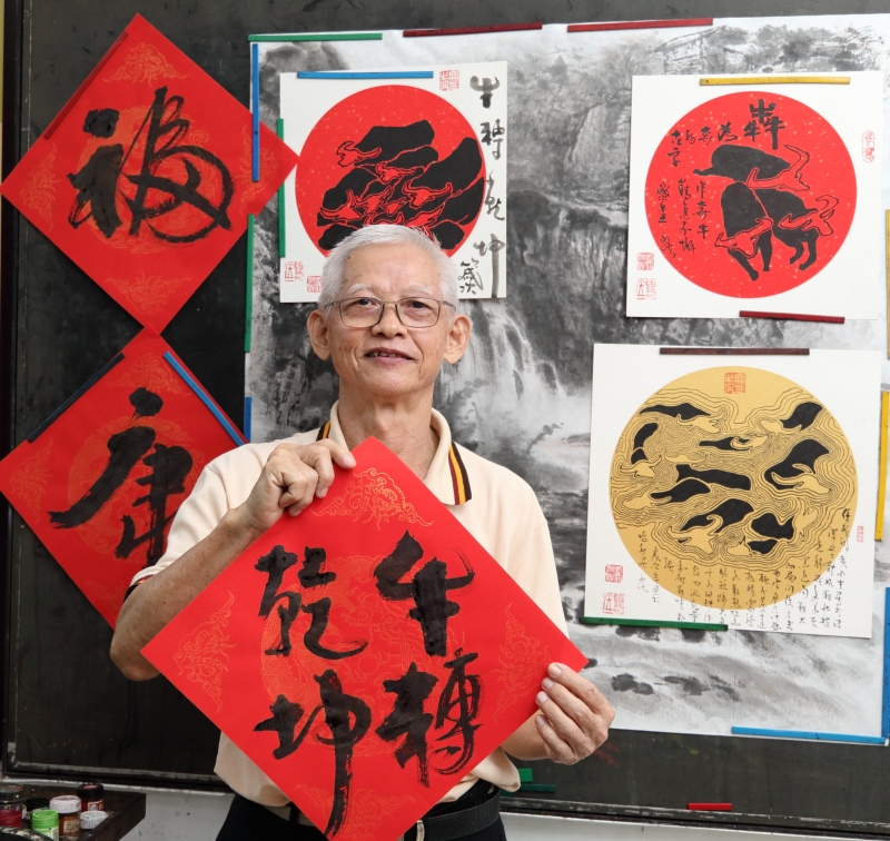 梁永浩展示在今年新年，所写的书法。