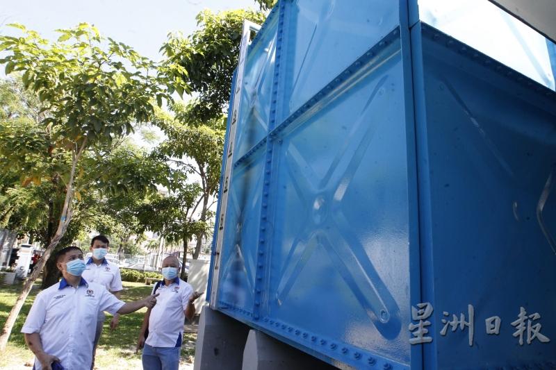吉隆坡市政局上个月在热水湖新村美食中心安装新水槽，为当地的公厕和公共洗手盆供水。前排左起是林春福和林泉泛。后为黄田程。

