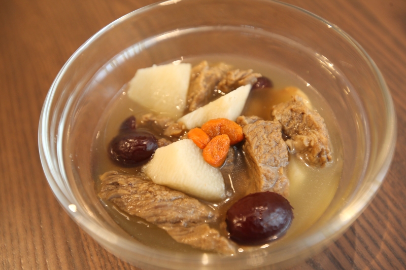 “怀抱牛杞报佳音”牛肉汤的口感清甜，没有牛膻味却有牛肉的清香，可以当作为一道普通的汤品，亦可成为火锅汤底。

