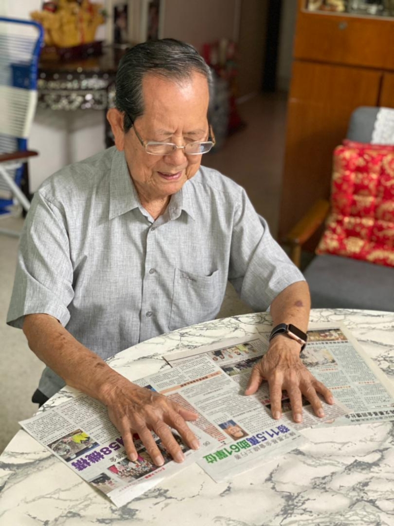 91岁的陈锦标生活规律，而且秉持著学到老活到老的精神，没有与社会脱节。

