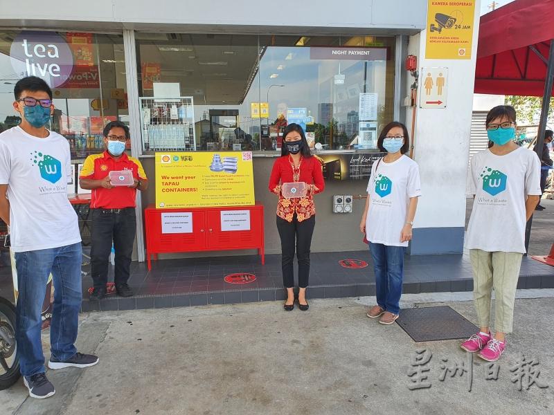 甘榜东姑区州议员林怡威（中）呼吁大众及商家响应收集食物容器活动。

