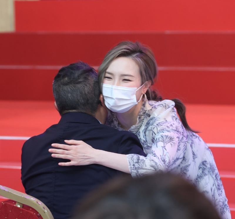 以《超级巨声》出道的华纳歌手林欣彤再有机会重返TVB，下台后即与曾志伟拥抱。