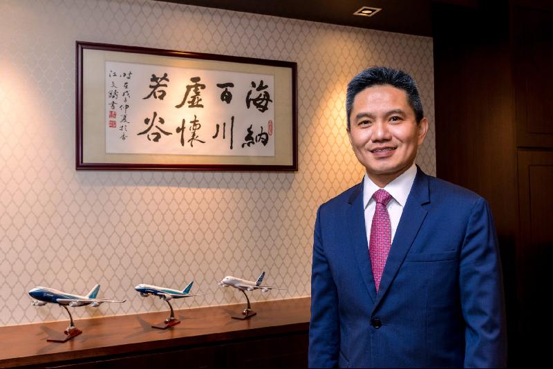 蔡朝晖博士通过其全资拥有的Positive Boom Ltd加入亚航，成为主要股东。