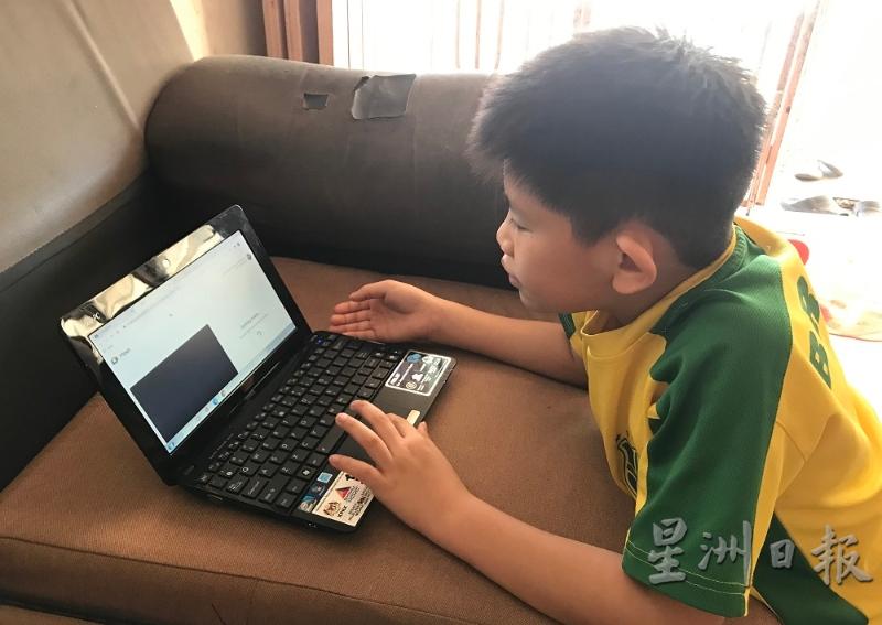 好学的嘉晋正在上网课，之前他只能等母亲晚上工作完回到家才有WIFI用。