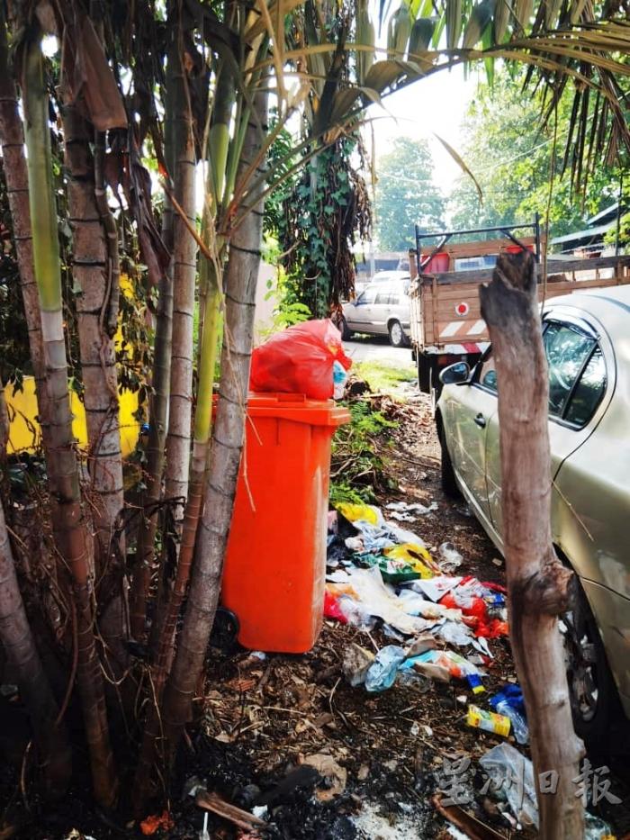 垃圾桶因遭人翻找，结果垃圾散落满地，影响卫生问题。


