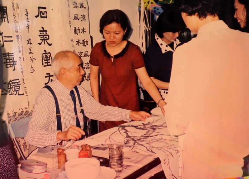 魏雅珍（后排中）在台湾期间，向黄世传（坐者）学习水墨画。