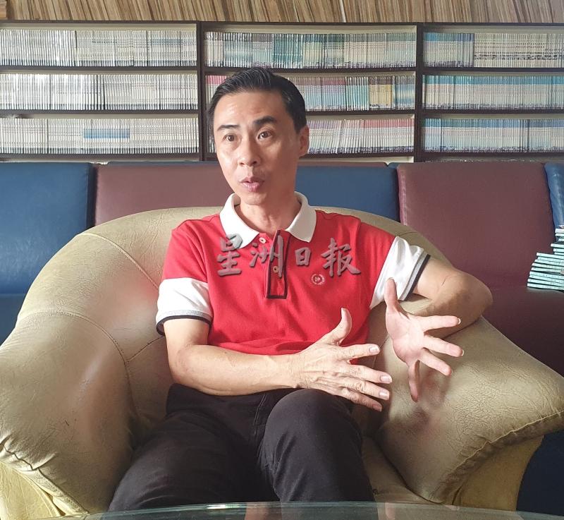 涂伟昌对自己接手漫画店过程及心得,一一向记者分享。