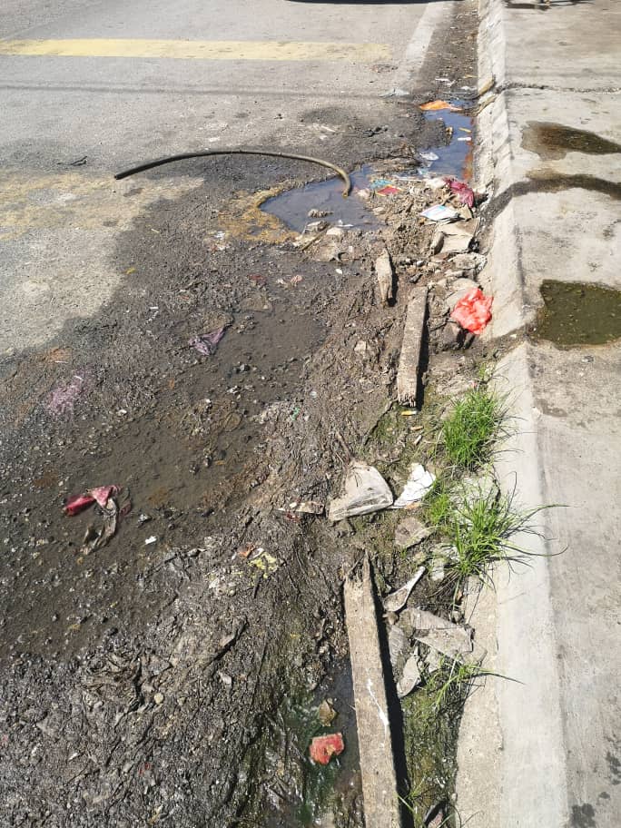 由于部分小贩会将积水倒在道路，导致大街道路常面对损坏问题，需不断地修补。