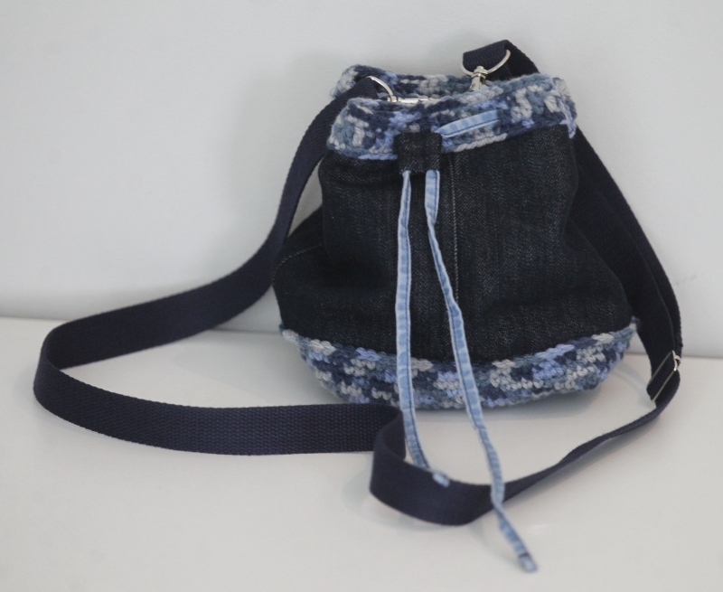 外出时携带牛仔布料结合钩针编织品制成的小水桶包，显得简约时尚。