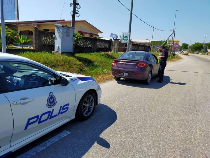 警员发现年长司机驾驶的轿车停在路边，上前查问情况。