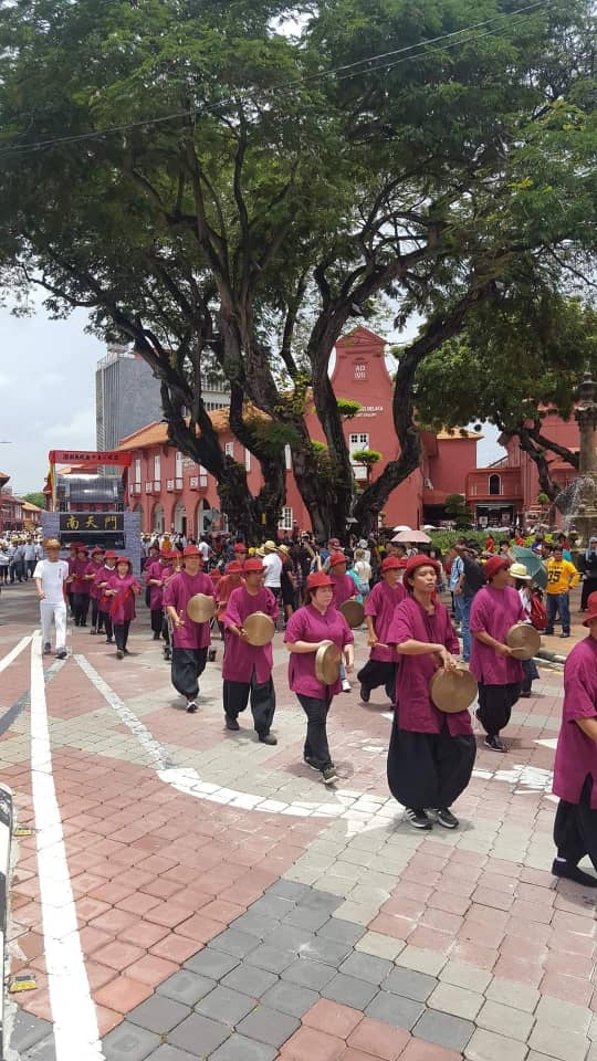 马六甲茶阳会馆大锣鼓队也参与神庙游行。