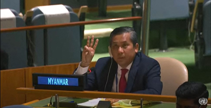 缅甸驻联合国大使觉莫吞在会议上还竖起示威者们在反军政府街头示威中使用的三指手势。（图：法新社）