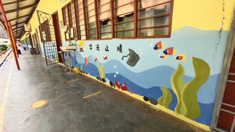 育民华小教职员、校工为迎接新学年一同绘制壁画，学生直等到3月复课才能亲眼所见。
