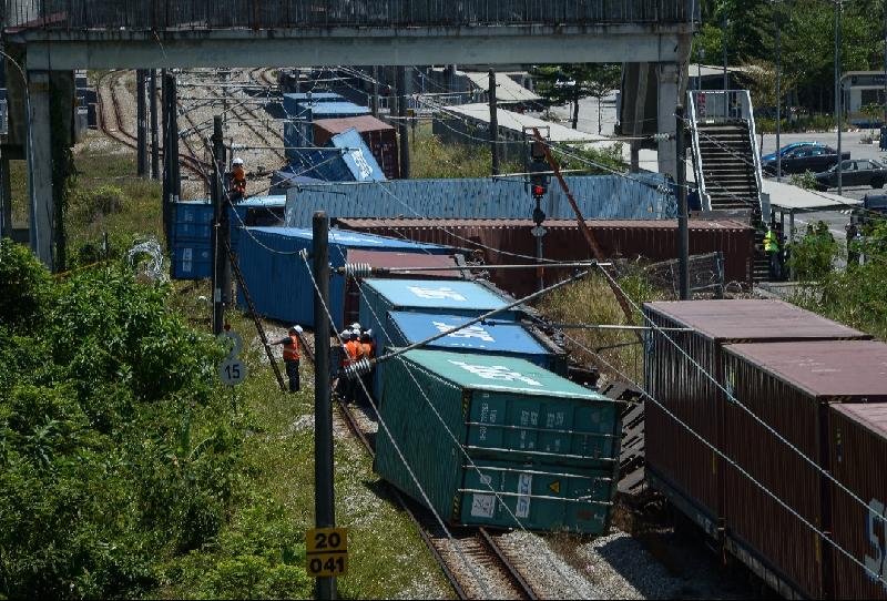 马来亚铁道公司的货运火车在靠近峇知甲站的铁轨处翻覆出轨。