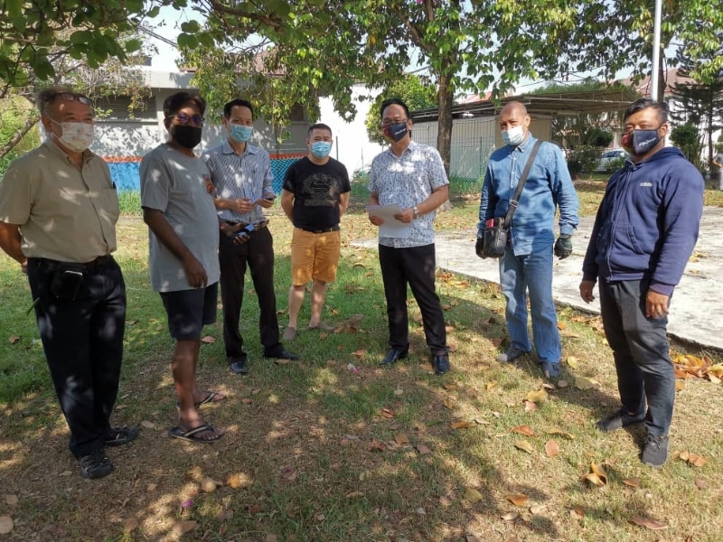  洪建华（右三）和市议会各组官员及承包商到高阳苑峇尤玛斯花园内的公园了解居民所面对的问题。